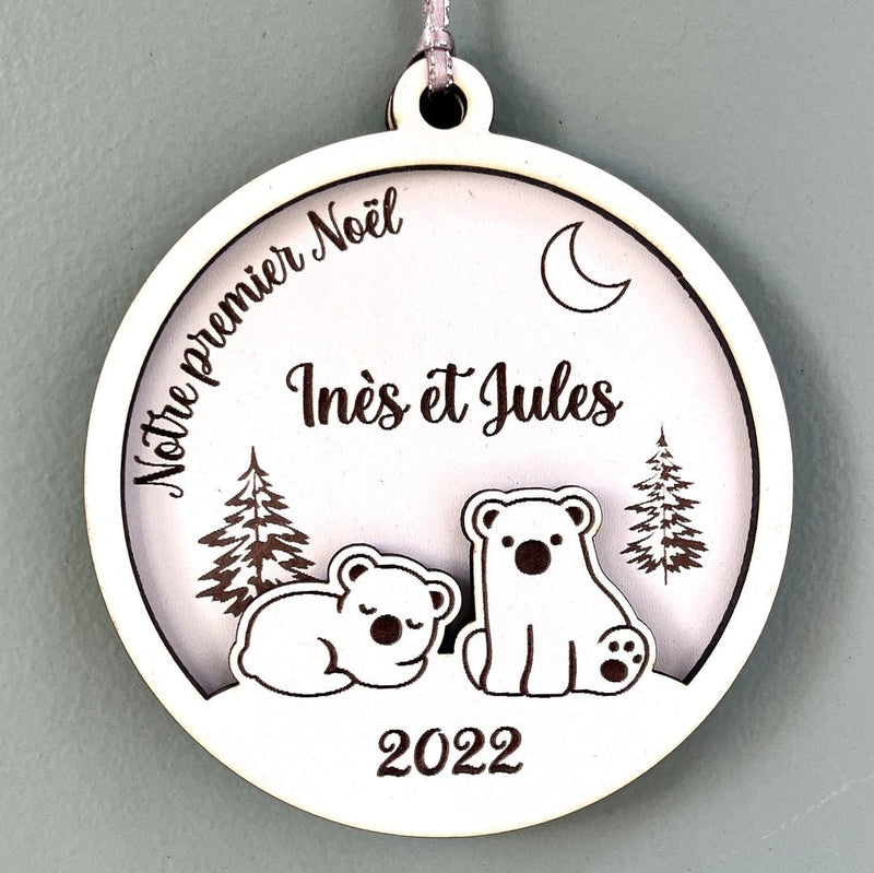 Boule de noël personnalisée en bois et en relief motif oursons, notre premier noël jumeaux