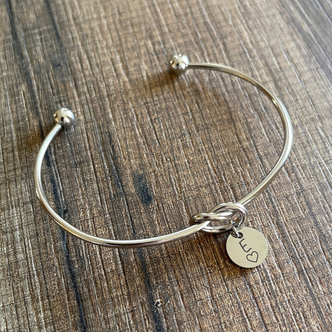 Bracelet personnalisé jonc coeur et médailles