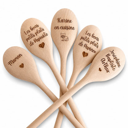 cuillères en bois personnalisées avec prénoms, messages gravés et petits cœurs, présenté sur fond blanc avec ombre légère.