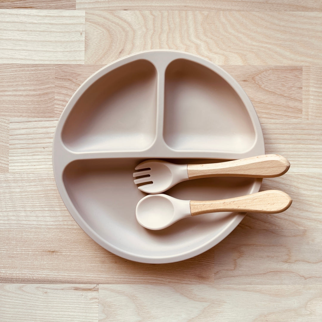 Assiette + couverts pour enfant personnalisé en bois et silicone forme ronde, idée cadeau naissance, baptême, noël pour bébé