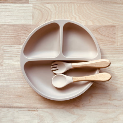 Assiette + couverts pour enfant personnalisé en bois et silicone forme ronde, idée cadeau naissance, baptême, noël pour bébé