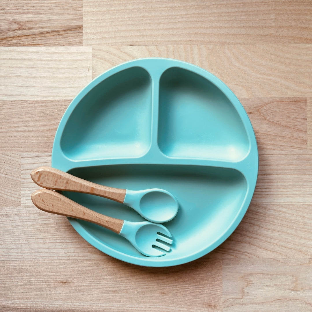 Assiette + couverts pour enfant personnalisé en bois et silicone forme ronde, idée cadeau naissance, baptême, noël pour bébé