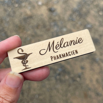 Badge Pharmacie en Bois Personnalisé avec Aimant - Idéal pour Pharmacien, Préparatrice en Pharmacie, Infirmier(e), Sage Femme