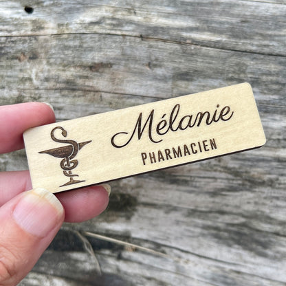 Badge Pharmacie en Bois Personnalisé avec Aimant - Idéal pour Pharmacien, Préparatrice en Pharmacie, Infirmier(e), Sage Femme