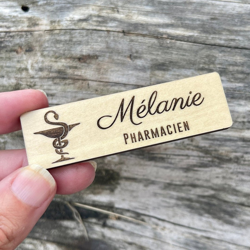 Badge Pharmacie en Bois Personnalisé avec Aimant - Idéal pour Pharmacien, Préparatrice en Pharmacie, Infirmier(e), Sage Femme