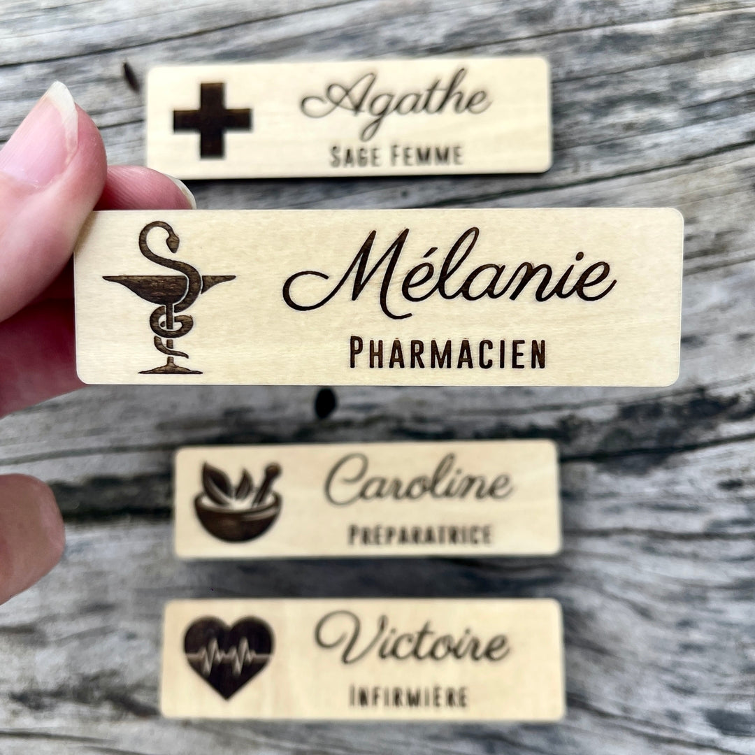 Badge Pharmacie en Bois Personnalisé avec Aimant - Idéal pour Pharmacien, Préparatrice en Pharmacie, Infirmier(e), Sage Femme