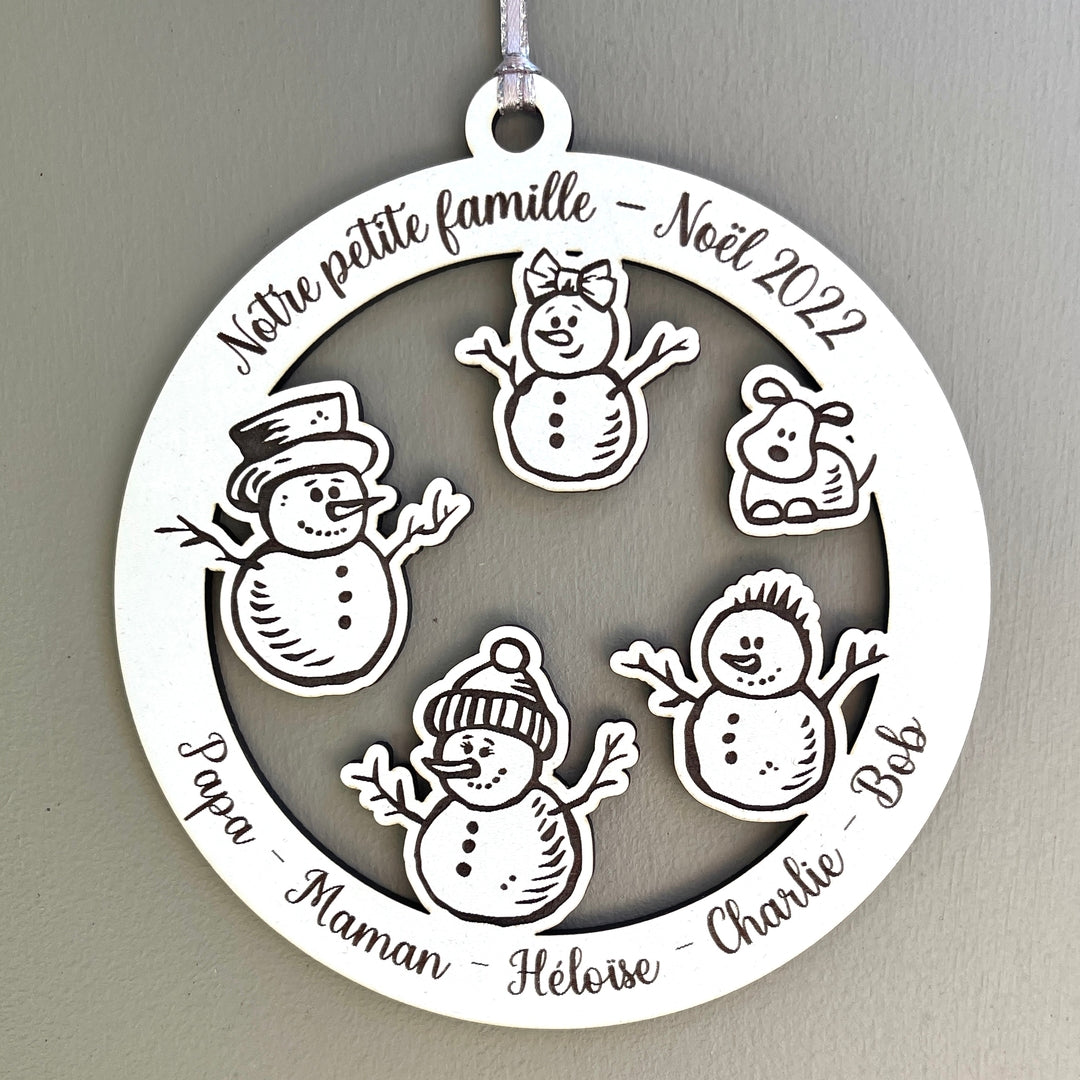 Boule de noël avec bonhommes de neige famille