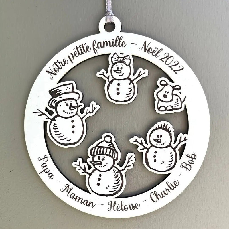 Boule de noël avec bonhommes de neige famille