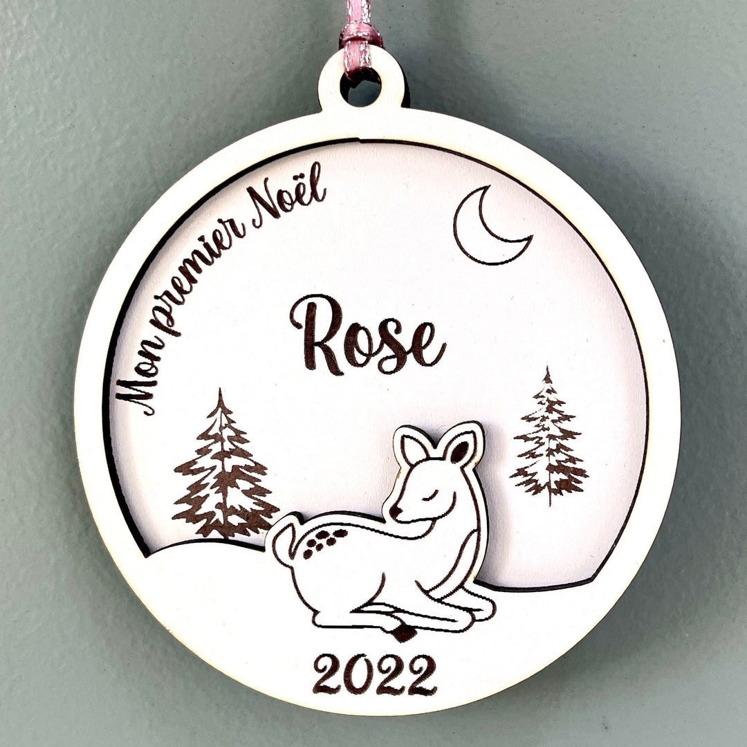 Boule de noël personnalisée en bois et en relief motif faon, mon premier noël