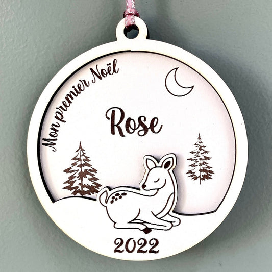 Boule de noël personnalisée en bois et en relief motif faon, mon premier noël
