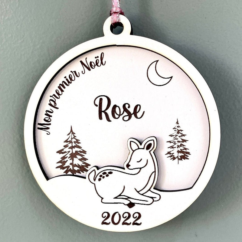 Boule de noël personnalisée en bois et en relief motif faon, mon premier noël