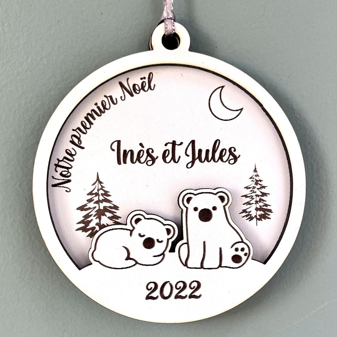 Boule de noël personnalisée en bois et en relief motif oursons, notre premier noël jumeaux