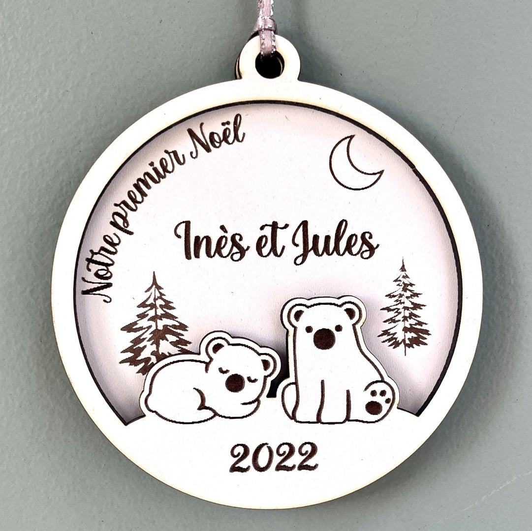 Boule de noël personnalisée en bois et en relief motif oursons, notre premier noël jumeaux