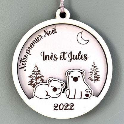 Boule de noël personnalisée en bois et en relief motif oursons, notre premier noël jumeaux