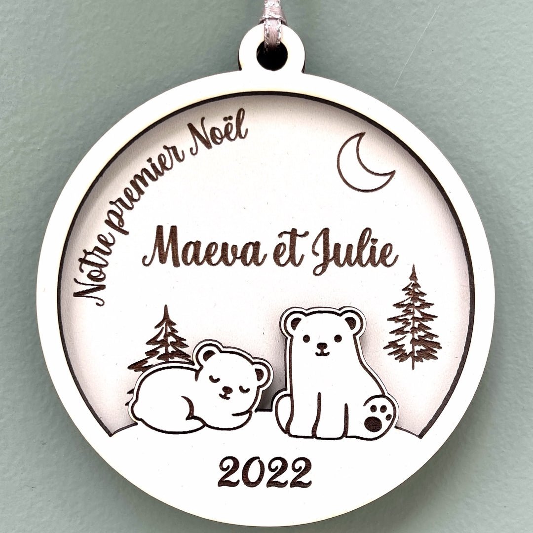 Boule de noël personnalisée en bois et en relief motif oursons, notre premier noël jumeaux