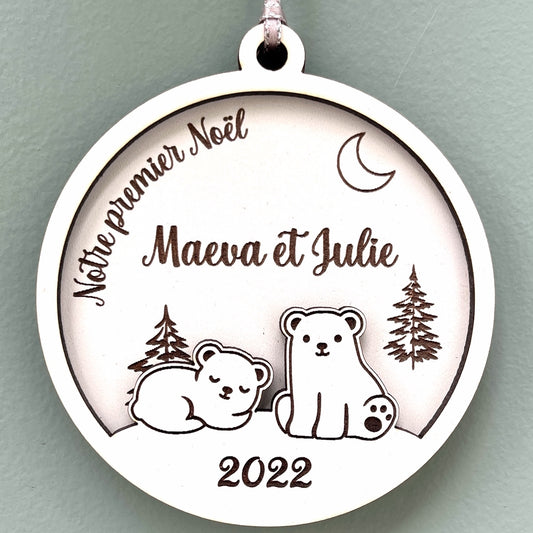 Boule de noël personnalisée en bois et en relief motif oursons, notre premier noël jumeaux