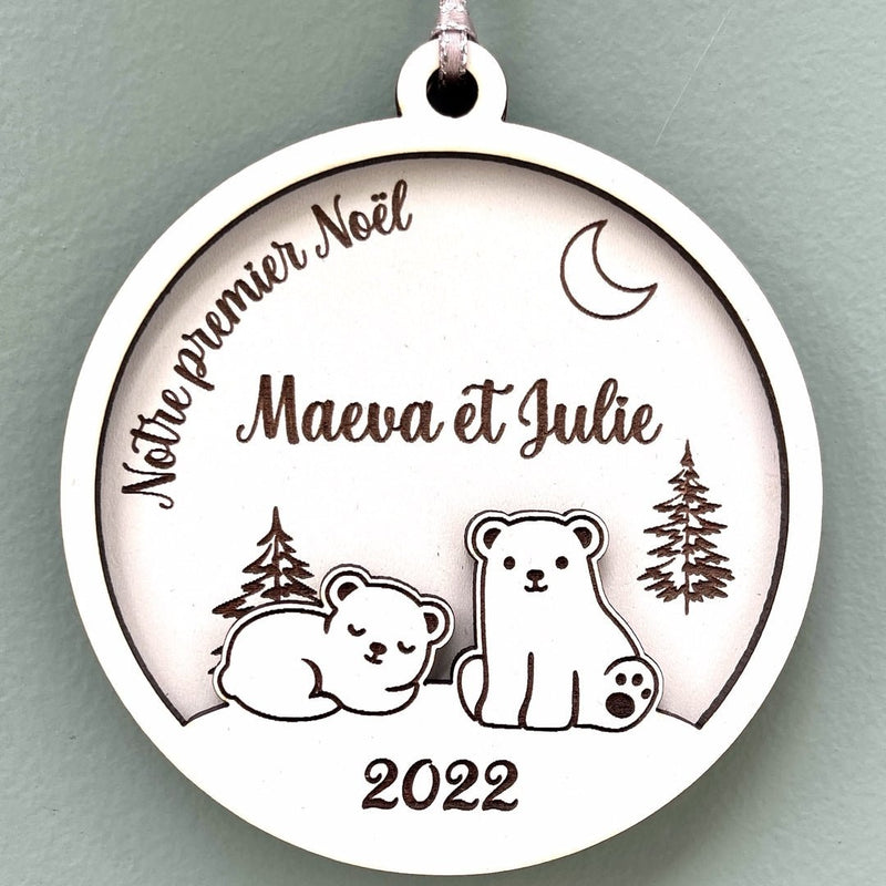 Boule de noël personnalisée en bois et en relief motif oursons, notre premier noël jumeaux