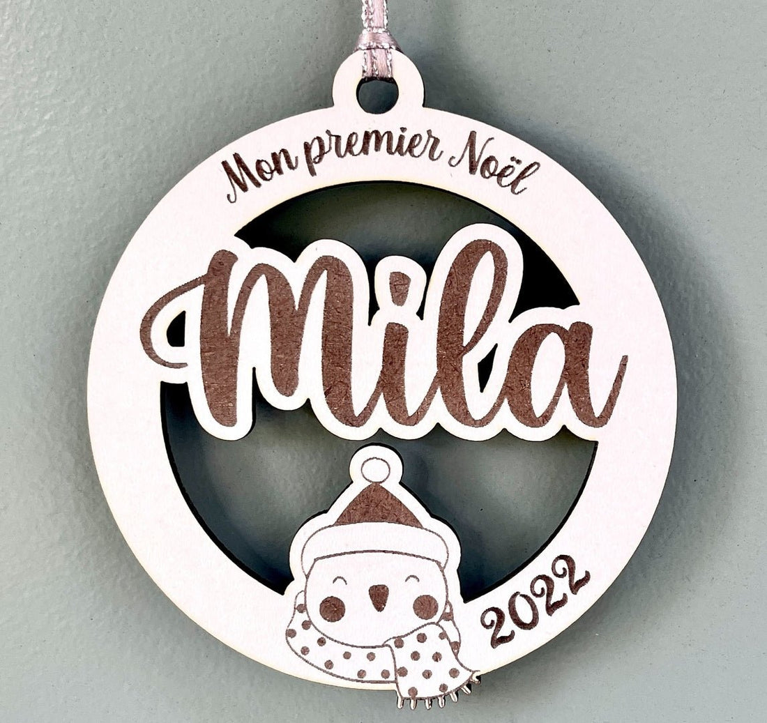 Boule de noël personnalisée en bois motif pingouin, mon premier noël