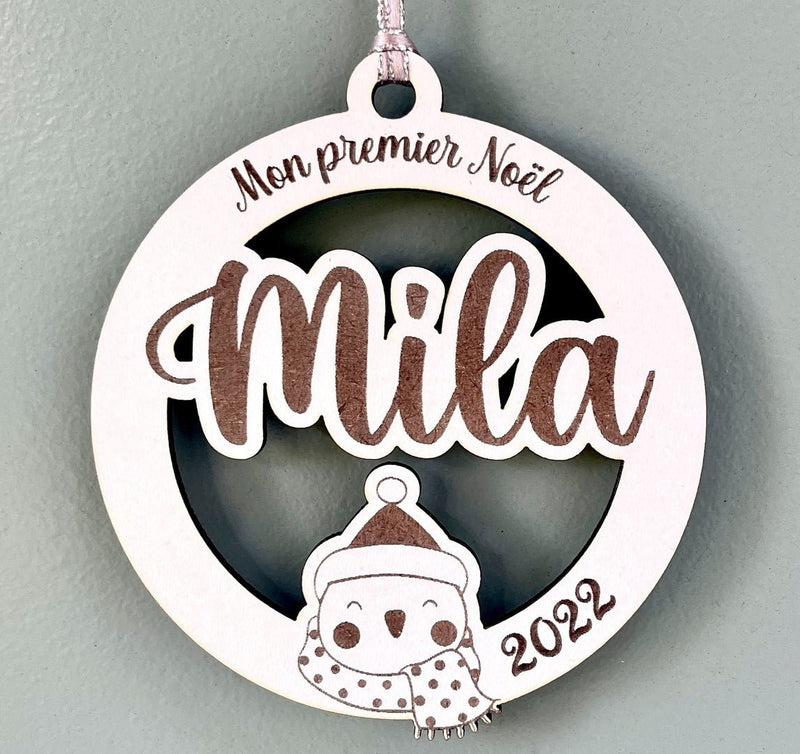 Boule de noël personnalisée en bois motif pingouin, mon premier noël