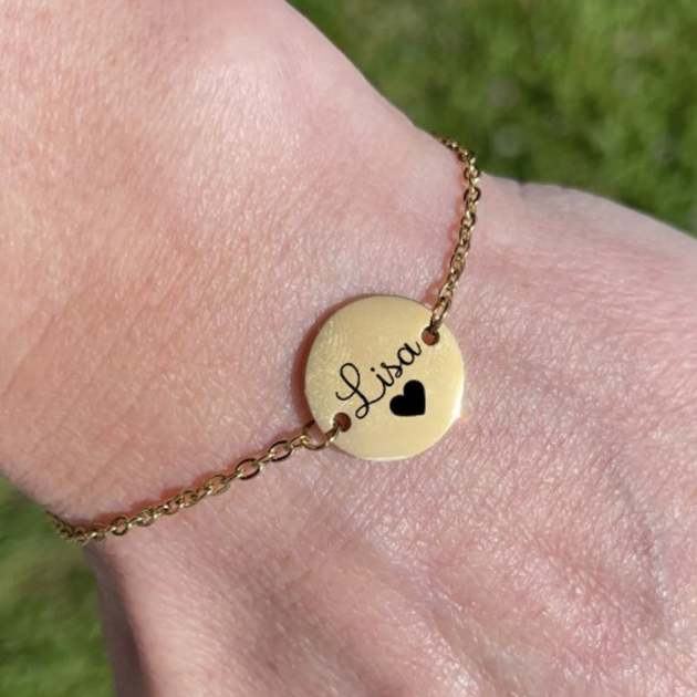 Bracelet personnalisé minimaliste avec médaille gravée