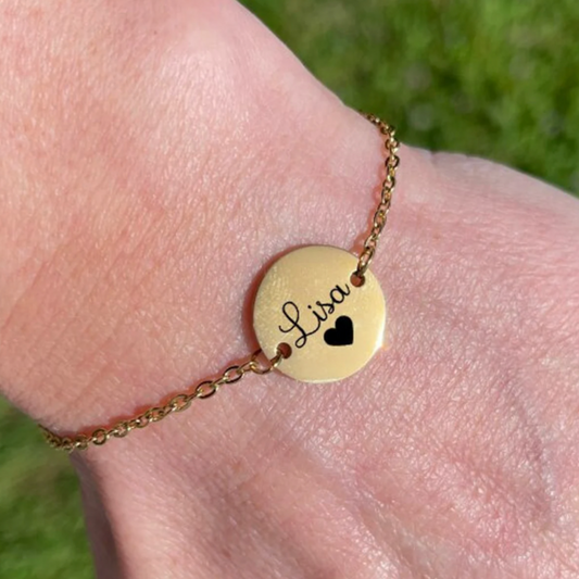 Bracelet personnalisé minimaliste avec médaille gravée
