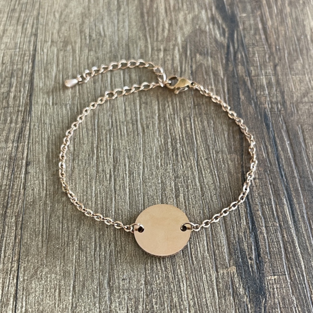 Bracelet personnalisé minimaliste avec médaille gravée