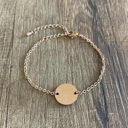 Bracelet personnalisé minimaliste avec médaille gravée