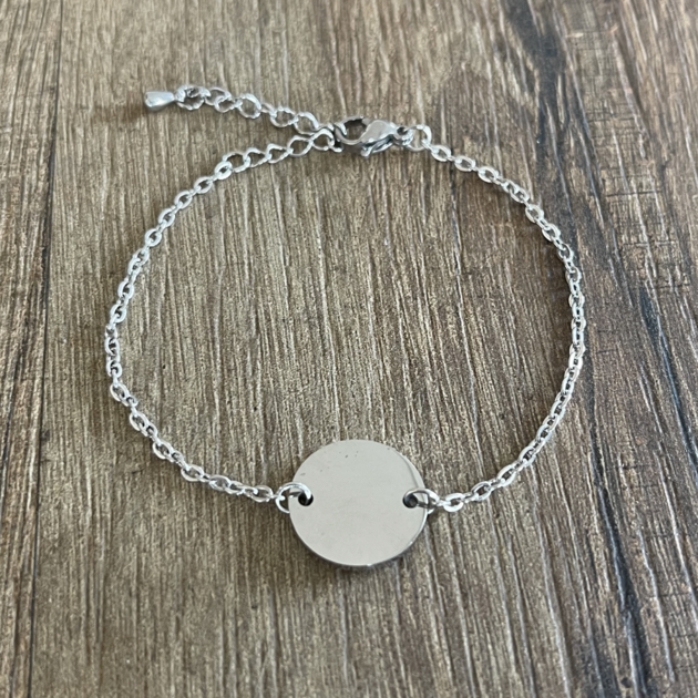 Bracelet personnalisé minimaliste avec médaille gravée