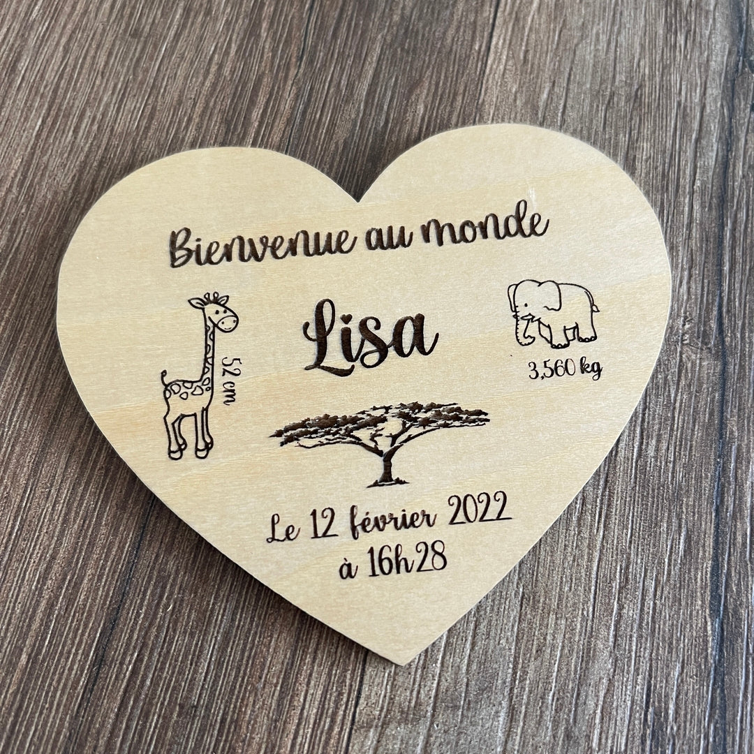 Carte de naissance personnalisée en bois en forme de coeur