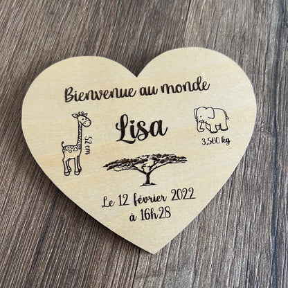 Carte de naissance personnalisée en bois en forme de coeur