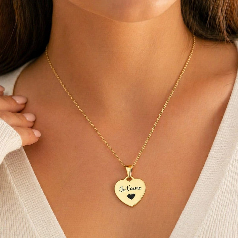 Femme portant un collier cœur personnalisé gravé en acier inoxydable doré avec inscription Je t’aime