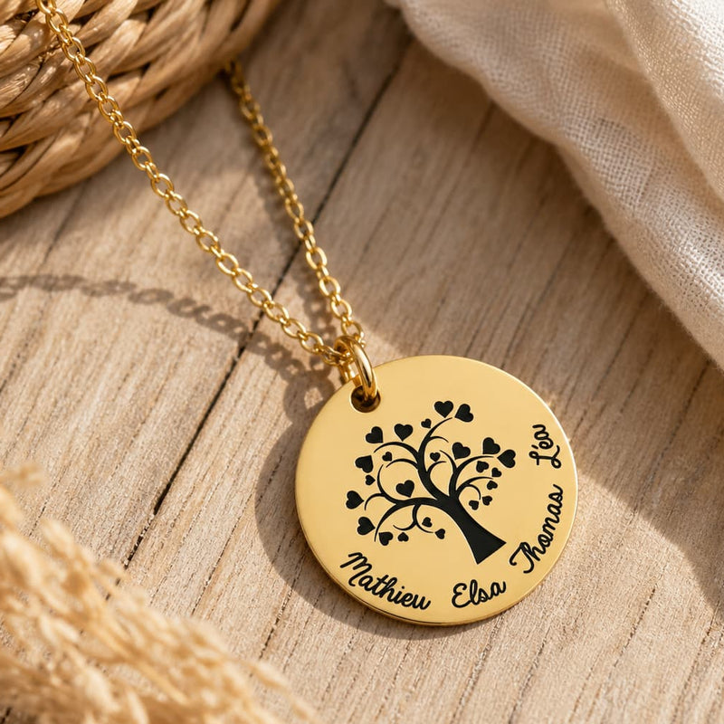 Collier personnalisé arbre de vie en acier inoxydable doré avec prénoms gravés lifestyle