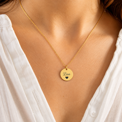 Collier personnalisé avec médaille ronde dorée gravée prénom Lisa porté autour du cou