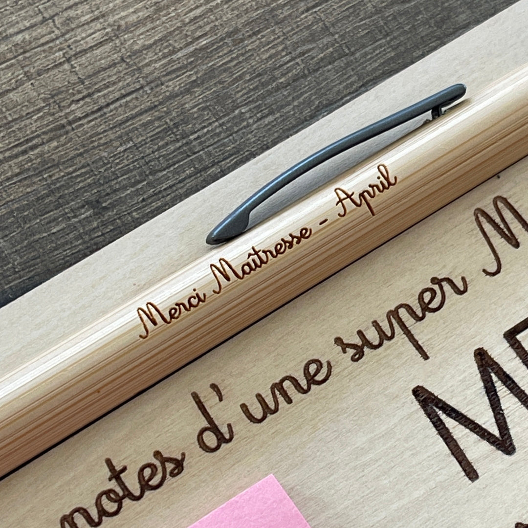 Cadeau Maitresse fin d'année - Support à post it personnalisé avec stylo gravé