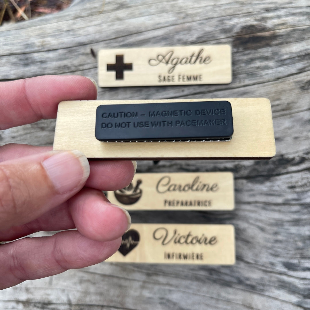 Badge Pharmacie en Bois Personnalisé avec Aimant - Idéal pour Pharmacien, Préparatrice en Pharmacie, Infirmier(e), Sage Femme