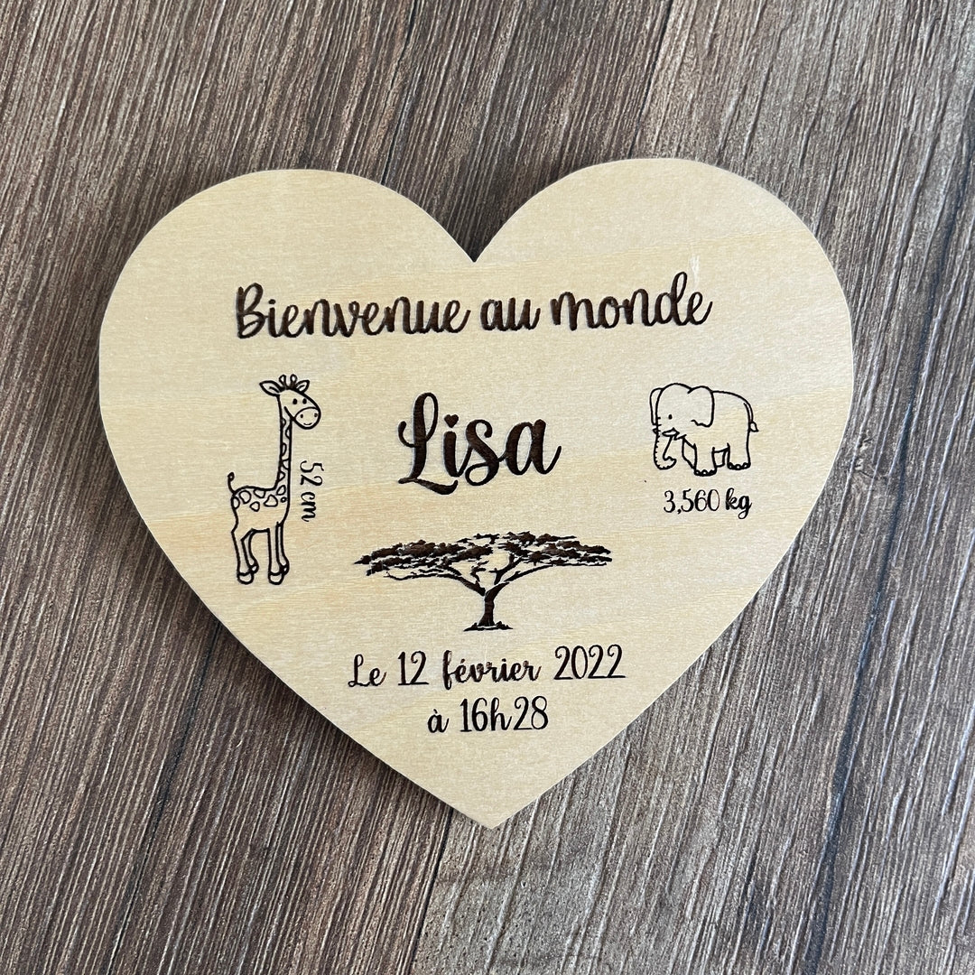 Carte de naissance personnalisée en bois en forme de coeur