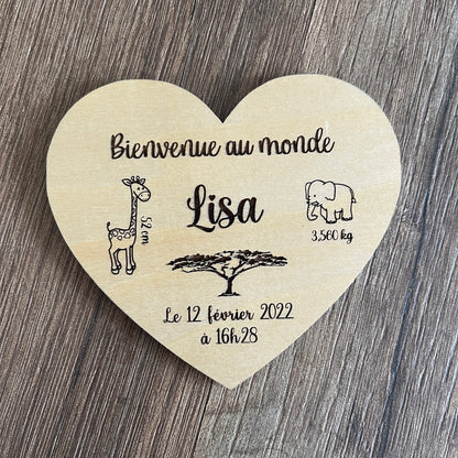 Carte de naissance personnalisée en bois en forme de coeur
