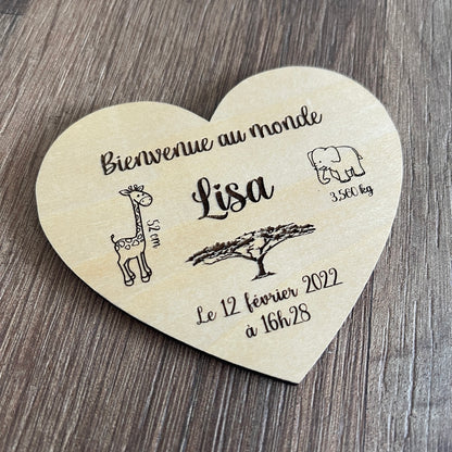 Carte de naissance personnalisée en bois en forme de coeur