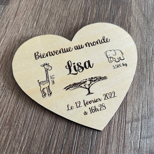 Carte de naissance personnalisée en bois en forme de coeur