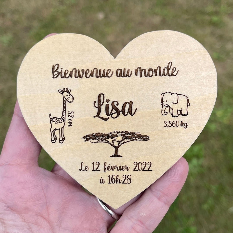 Carte de naissance personnalisée en bois en forme de coeur