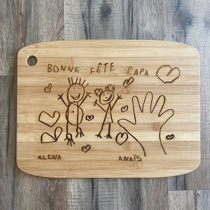 planche à découper avec le dessin de votre enfant