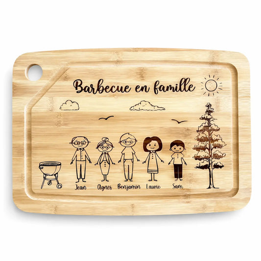 Planche apéro en bambou personnalisée gravée "Barbecue en famille" avec illustration famille