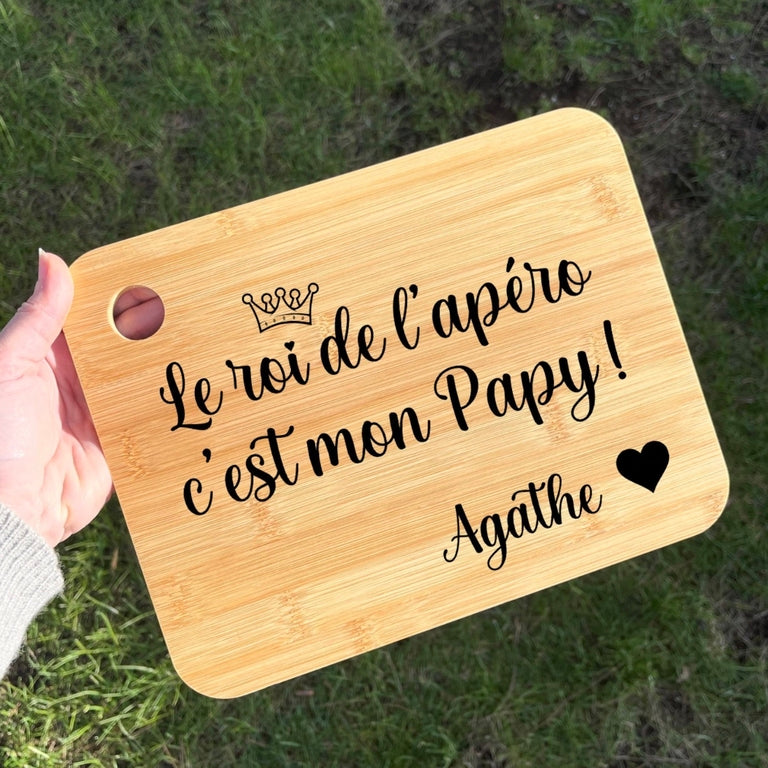 Planche apéro en bambou personnalisée pour la fête des papis