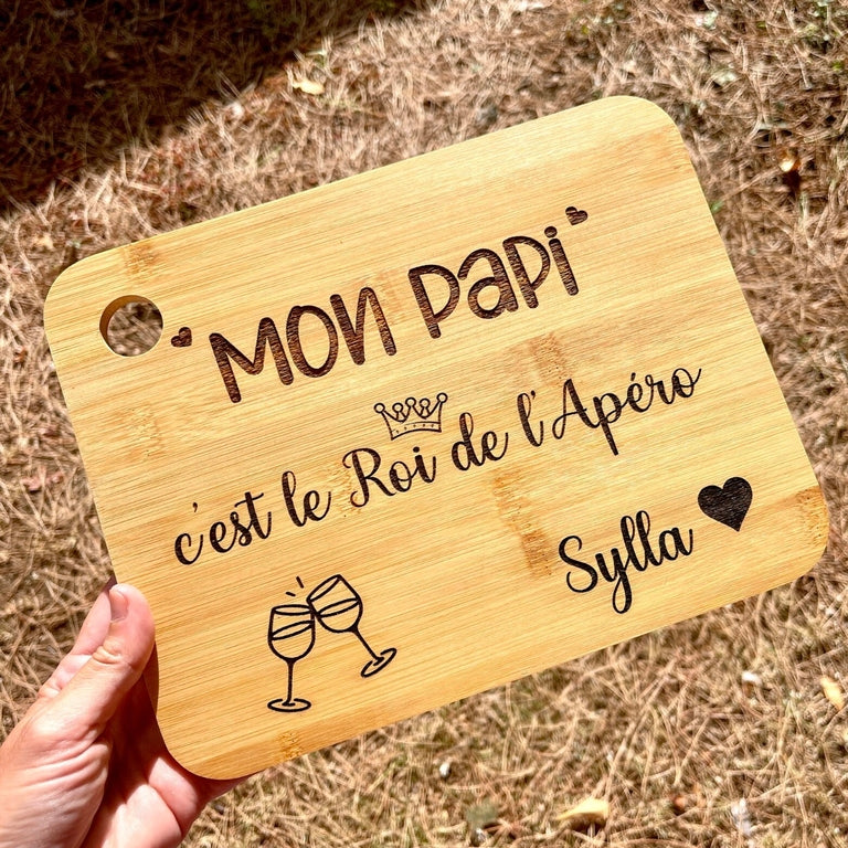 Planche apéro en bambou personnalisée pour la fête des papis