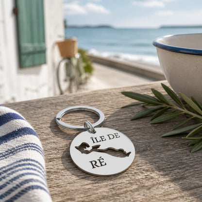 Porte-clé Île de Ré en inox posé sur table en bois ambiance bord de mer