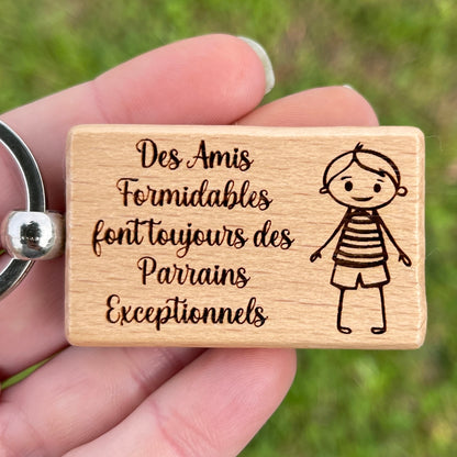 Cadeau pour futur parrain : porte clé personnalisé gravé en bois avec une figurine enfant
