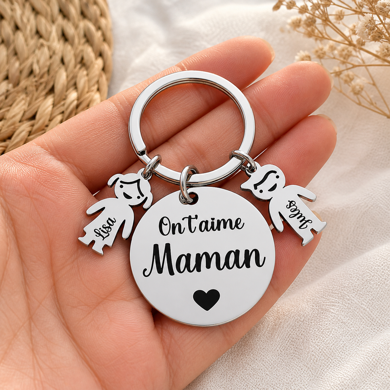 Porte-clé personnalisé maman en acier inoxydable avec prénoms enfants tenu dans la main