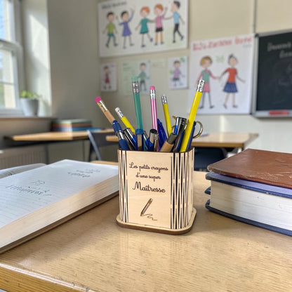 Cadeau personnalisé Atsem pot à crayons bois gravé Créations de Ré