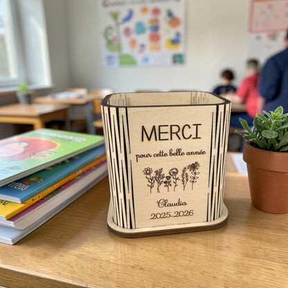 Détail gravure laser prénom et message sur pot à crayons en bois